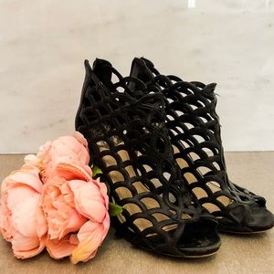 Vince camuto black scalloped Heels